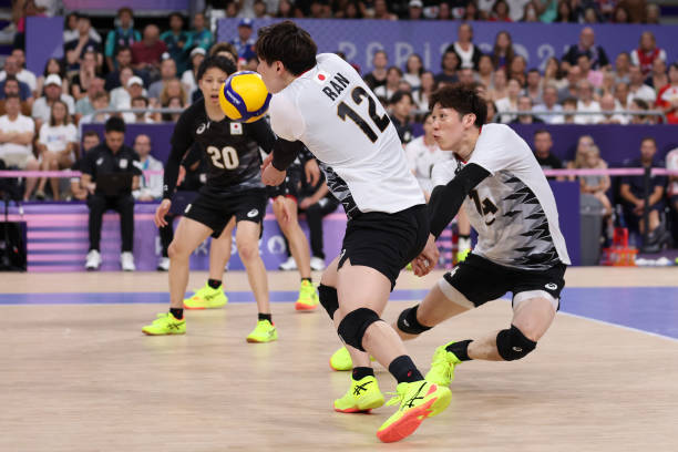 排球比赛场上队员和替补队员的总人数